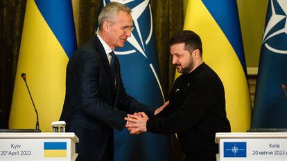 El secretario general de la OTAN, Jens Stoltenberg (izquierda) da la mano al presidente de Ucrania, Volodímir Zelenski, en Kiev, el 20 de abril durante una visita muy simbólica a la capital ucrania.