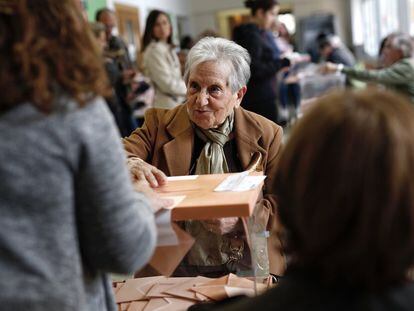 Una votante deposita su papeleta en el barrio de Sarrià (Barcelona), en una imagen de archivo.