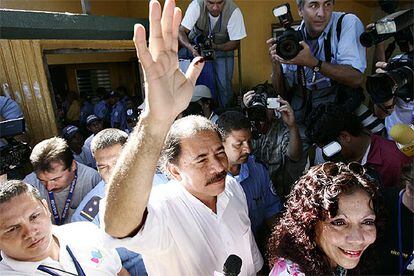 El candidato Daniel Ortega y su mujer, Rosario Murillo, salen de un colegio electoral de Managua tras votar.