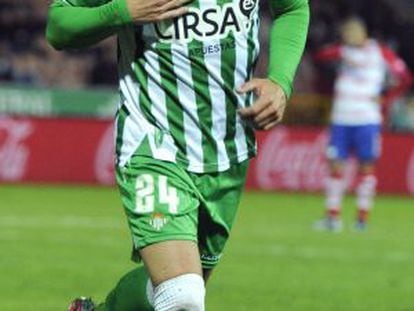 Rubén Castro, del Betis, celebra su gol al Granada.