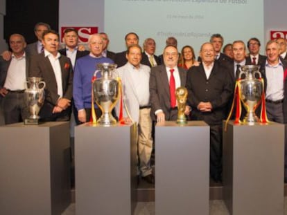 Foto de familia, con las Copas en primer plano, en la presentaci&oacute;n.