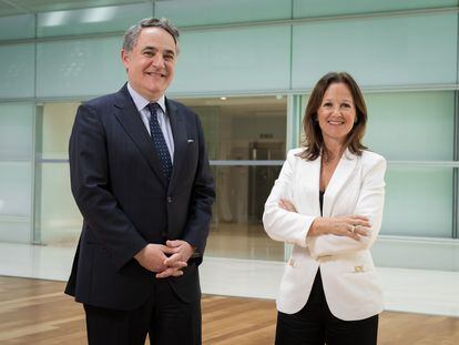 El presidente ejecutivo de Axis Corporate, Casimiro Gracia, y la presidenta de Accenture en España y Portugal, Mercedes Oblanca.
