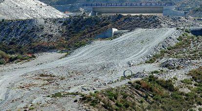 Movimiento de tierras para el trazado de la A-7 en la costa de Granada