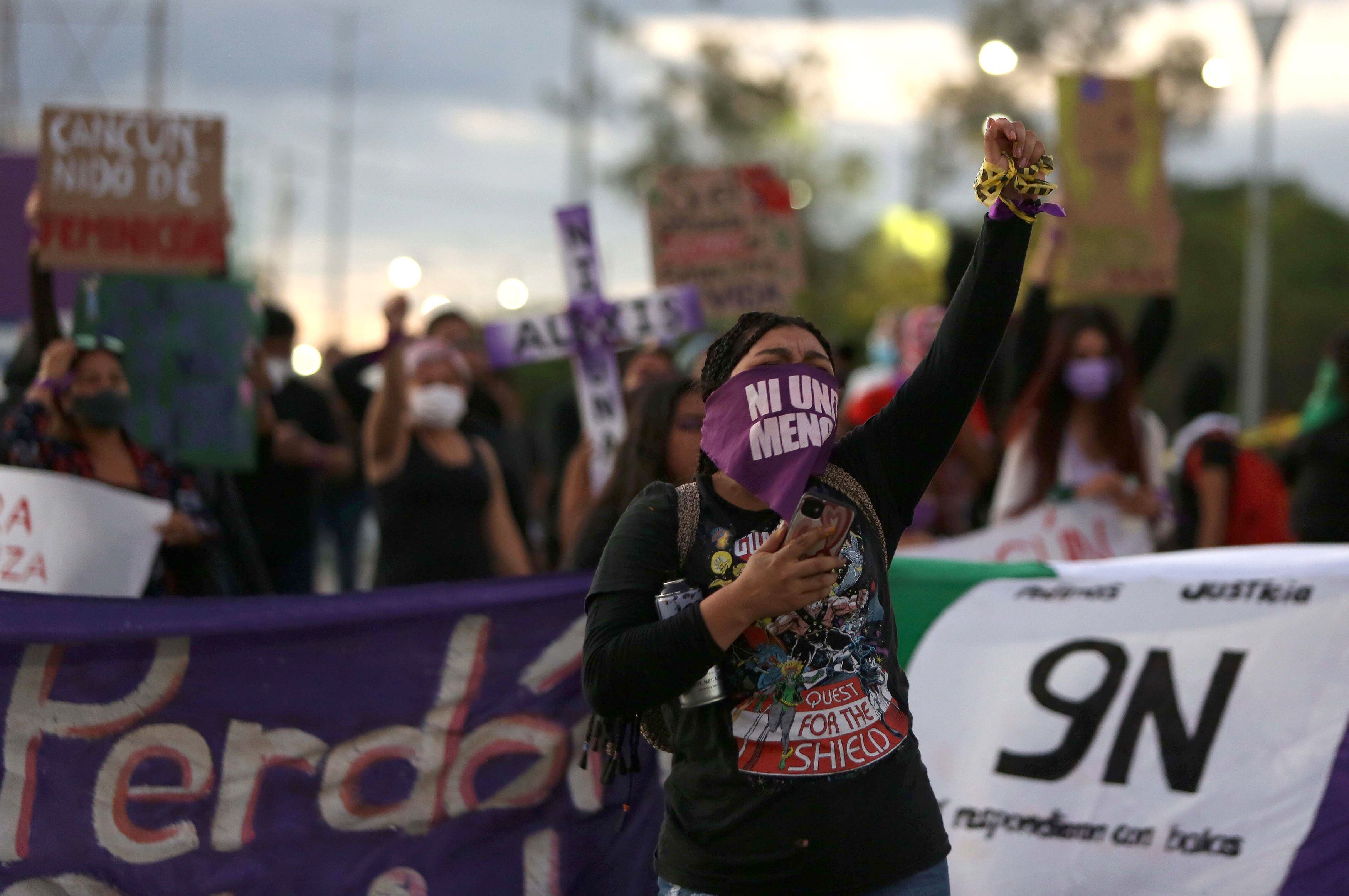 Activistas y familiares de víctimas de feminicidios se manifestaronen Cancún, a un año de las protestas por el feminicidio de Alexis.