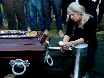 Patricia Nasutti, madre de Ursula Bahillo, de 18 años, en el funeral de su hija, asesinada el lunes.