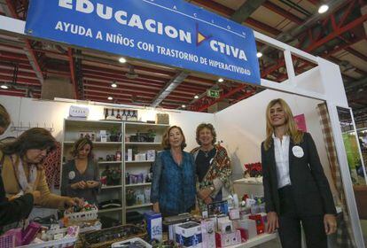 El puesto de la Fundación Educa Activa del mercadillo solidario Nuevo Futuro. En la imagen Begoña Gómez, esposa de Pedro Sanchez.