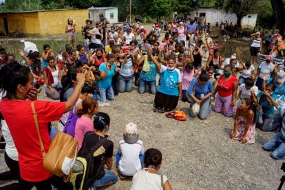 Familiares de presos rezan después de una protesta en la prisión de Los Llanos, en Venezuela, el pasado 2 de mayo.