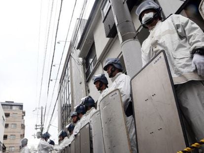Polic&iacute;as japoneses, en un registro de un piso de la yakuza en Kobe.