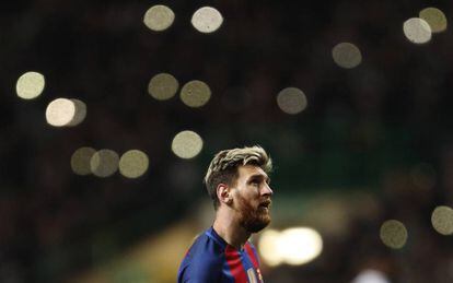 Messi, en un momento del partido, iluminado por las luces de los tel&eacute;fonos m&oacute;viles en el Celtic Park.