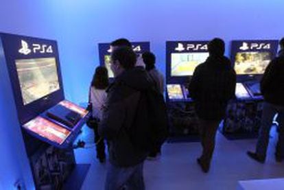 Varias personas jugando a la PS4.