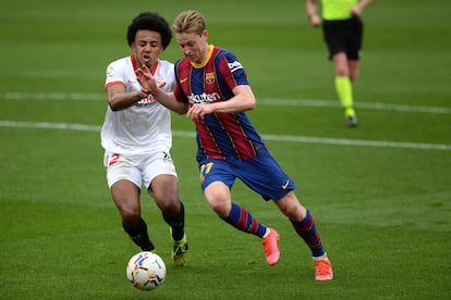 Koundé intenta detener el avance de De Jong en el duelo de LaLiga del pasado sábado.