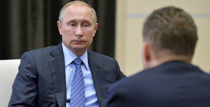 El presidente ruso, Vlad&iacute;mir Putin, habla con el de Gazprom, Alexei Miller.