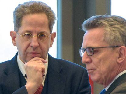 El jefe de los servicios secreto alemanes, Hans-Georg Maaßen, y el ministro del Interior, Thomas de Maizière, el miércoles en una reunión en Saarbrücken. En vídeo, la rueda de prensa del ministro.