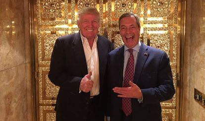 El presidente de EE UU, Donald Trump, con el líder eurófobo Nigel Farage en el edificio Trump, en Nueva York.