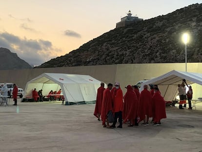 Puestos de Cruz Roja en los que se atiende a inmigrantes en el puerto de la Escombrera (Cartagena) que llegaron en patera en julio de 2020.