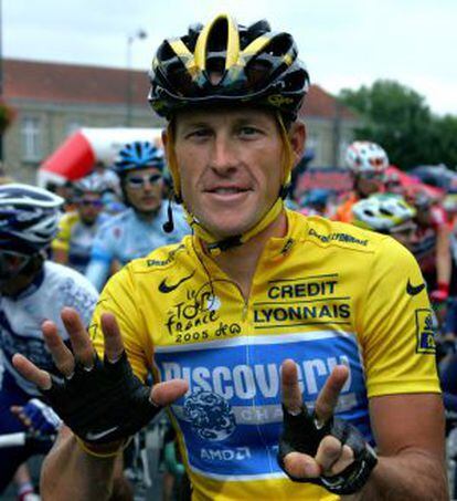 Armstrong hace el gesto de los siete Tours.