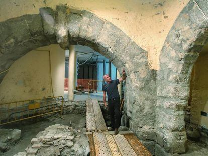 Arturo Ruiz de Taboada, entre los arcos del edificio monumental identificado debajo de la mezquita.