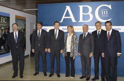 El presidente del Gobierno, Mariano Rajoy (3i), junto a la presidenta-editora del diario ABC, Catalina Luca de Tena (4d); el director, Bieito Rubido (i); el presidente de Vocento, Enrique de Ybarra (d), y el consejero delegado, Luis Enríquez (2i), entre otros, en la sede del periódico donde ha clausurado los actos de su 110 Aniversario, hoy en Madrid.