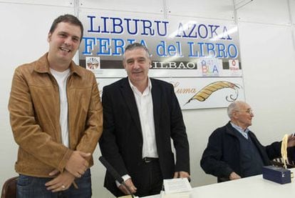 De izquierda a derecha, Kirmen Uribe, jon Kortazar y Txomin Solabarrieta, ayer en Bilbao.