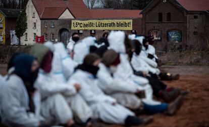 Activistas protestan frente a un cartel en Lützerath donde se lee: "1,5 grados significa: Lützerath permanente"el pasado viernes.