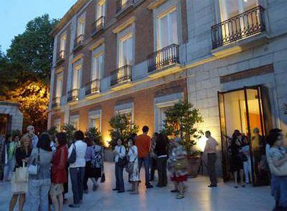 Decenas de personas charlan frente a la entrada del Thyssen, en la edición de la Noche de los Museos de 2006.