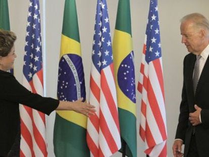 La presidenta de Brasil, Dilma Rousseff, saluda al vicepresidente de EE UU, Joe Biden, el pasado mayo en Brasilia.