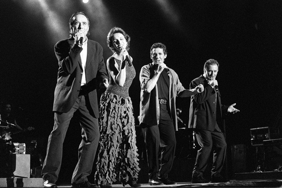 Serrat, en concierto en 1996 con Ana Belén, Miguel Ríos y Víctor Manuel, en la gira 'El gusto es mío'.