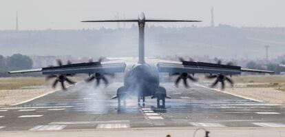 Un avión de pruebas A400M aterriza en Sevilla tras el siniestro del pasado sábado día 9.