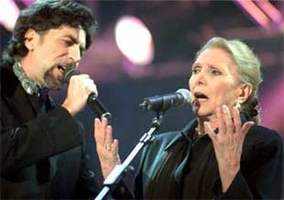 Joaquín Sabina y María Dolores Pradera, anoche en la gala de los Premios de la Música.