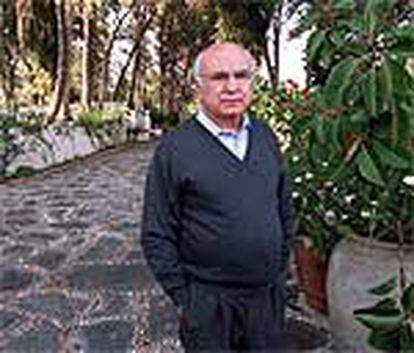 El poeta y académico Francisco Brines, en el jardín de su casa, en Oliva (Valencia).