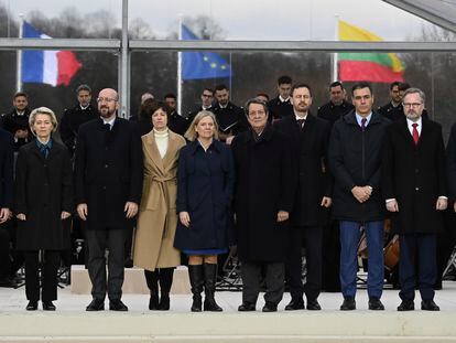 El presidente, Pedro Sánchez, con jefes de Gobierno de países de la UE y altos cargos europeos, en la cumbre del viernes en Versalles.