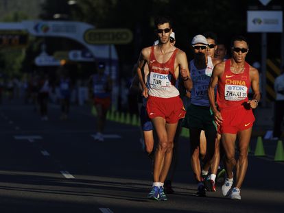 Marc Tur de España y Yangben Zhaxi de China compiten en la carrera de 35 km de marcha masculina en el Campeonato Mundial de Atletismo Oregon en el Estadio Autzen en Eugene, Estados Unidos.