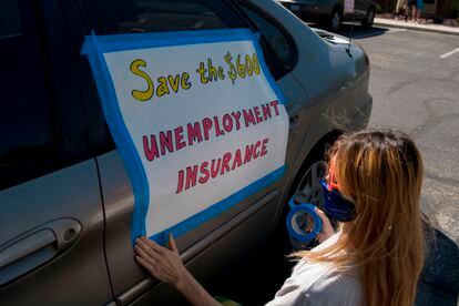 Una mujer pide que se amplíe la ayuda al desempleo, durante una protesta en Las Vegas (EE UU) en agosto de 2020.