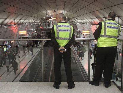 Dos guardias de seguridad vigilan una de las estaciones del metro de Bilbao.