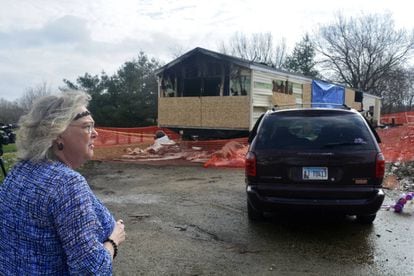 Marie Chockley, residente del Parque Timberline, examina el 7 de abril el daño causado por el incendio la noche anterior.
