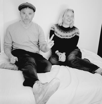Stuart Murdoch y Sarah Martin, de Belle and Sebastian. Seguramente sus madres les reprocharán que hayan pisado las sábanas para esta foto.
