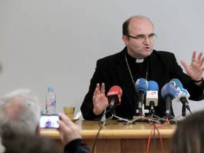 El obispo de San Sebastián, José Ignacio Munilla, en un momento de la conferencia de prensa que ha ofrecido hoy en San Sebastián.