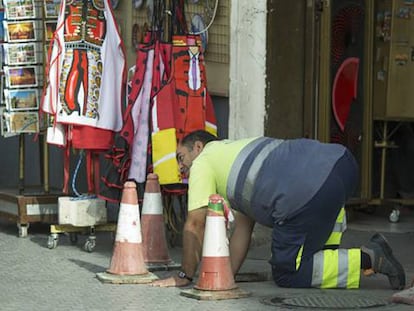 Un trabajador municipal hoy en Sevilla.