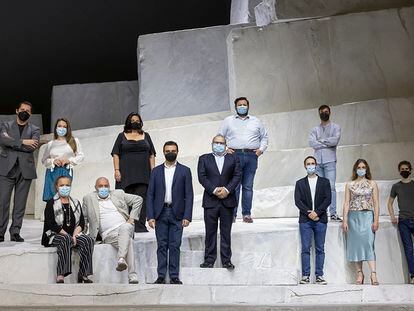 El equipo artístico de las óperas ‘Cavalleria rusticana’ y ‘Pagliacci’ y el director del Palau de les Arts, Jesús Iglesias.