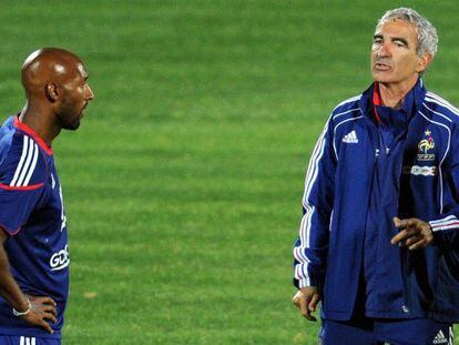 Anelka y Raymond Domenech, durante un entrenamiento de Francia en el Mundial 2010.