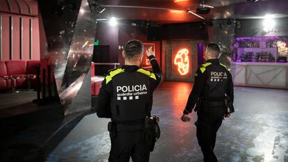 Inspección de la Guardia Urbana en un local de ocio nocturno de Barcelona, en diciembre de 2022.