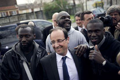 Los detractores de François Hollande lo señalan por no tener la experiencia ni los atributos necesarios para la presidencia. En la imagen, con habitantes de Clichy-sous-Bois, en la periferia de París.