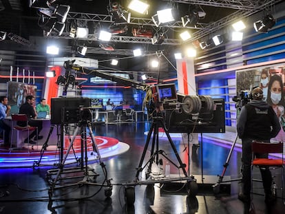 Un camarógrafo y periodistas trabajan en Crónica Televisión, el 15 de abril de 2020, en Buenos Aires (Argentina).