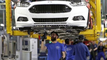 Trabajadores de Ford en una cadena de montaje de automóviles en la planta de Almussafes (Valencia).