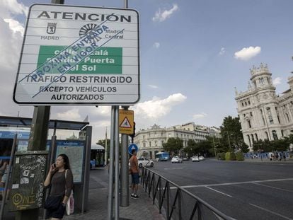 Cartel vertical de restricción de tráfico para Madrid Central instalado ya en la plaza de Cibeles.