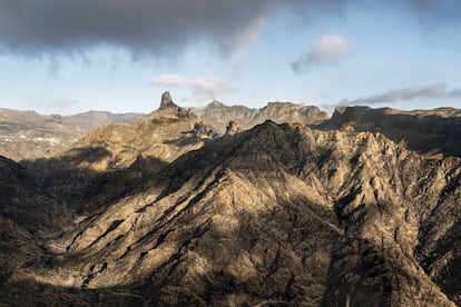 El monte Bentayga, lugar de culto de los aborígenes canarios, visto desde Tejada, uno de los municipios que sufrieron el fuego y tuvieron que ser evacuados.