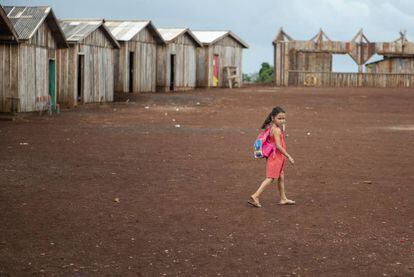 Una niña camina en dirección el aula, en la escuela itinerante Herederos del Saber.