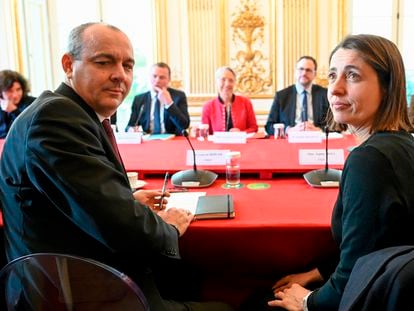 En primer plano, los líderes sindicales franceses Laurent Berger y Sophie Binet, durante su reunión con la primera ministra francesa, Élisabeth Borne, al fondo, este miércoles en París.