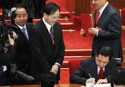 Ling Jihua, de pie, junto al presidente Hu Jintao, en marzo de 2012.