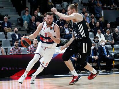 Alec Peters y Dylan Osetkowski durante el partido del Lyon contra el Baskonia en Euroliga.